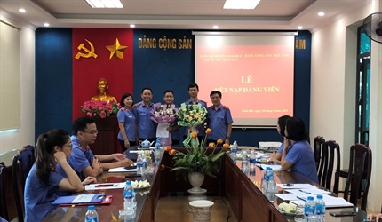 Chi bộ Viện KSND huyện Hoài Đức kết nạp Đảng viên  cho các đồng chí...